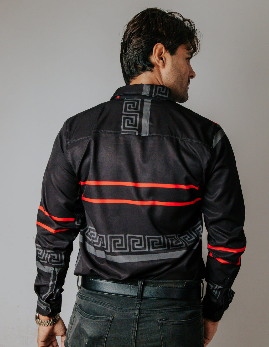 Camisa Hombre Casual Negra Grecas Gris Línea Roja