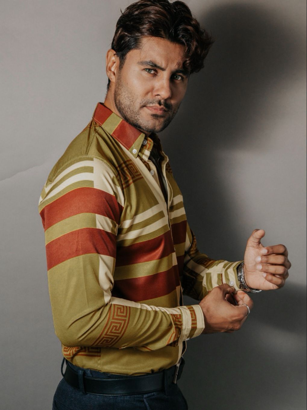 Camisa Hombre Casual Verde Olivo Detalle Griego Chocolate