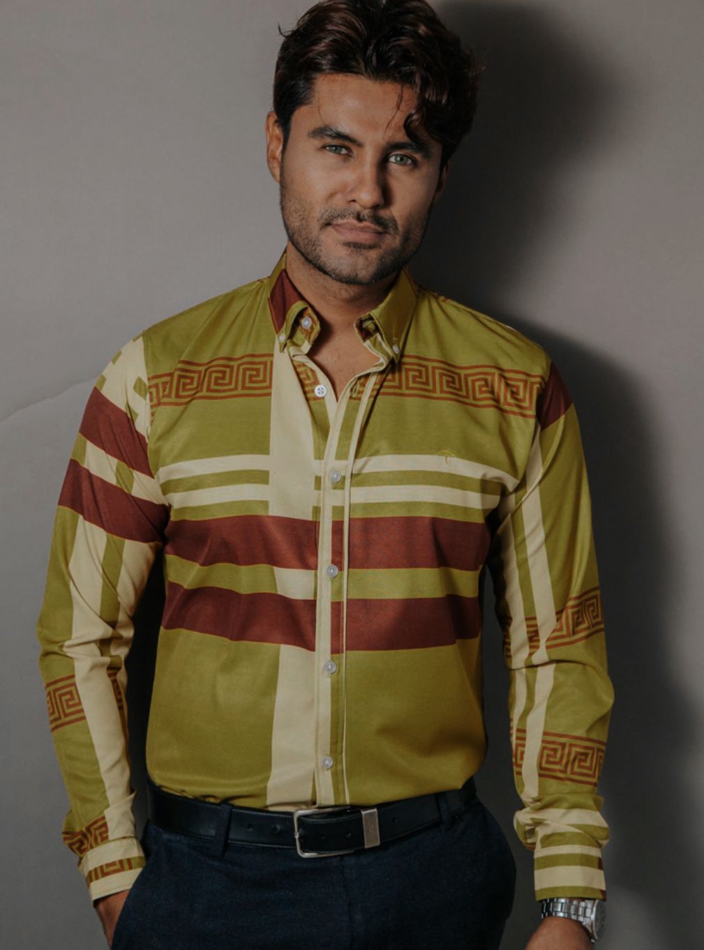 Camisa Hombre Casual Verde Olivo Detalle Griego Chocolate