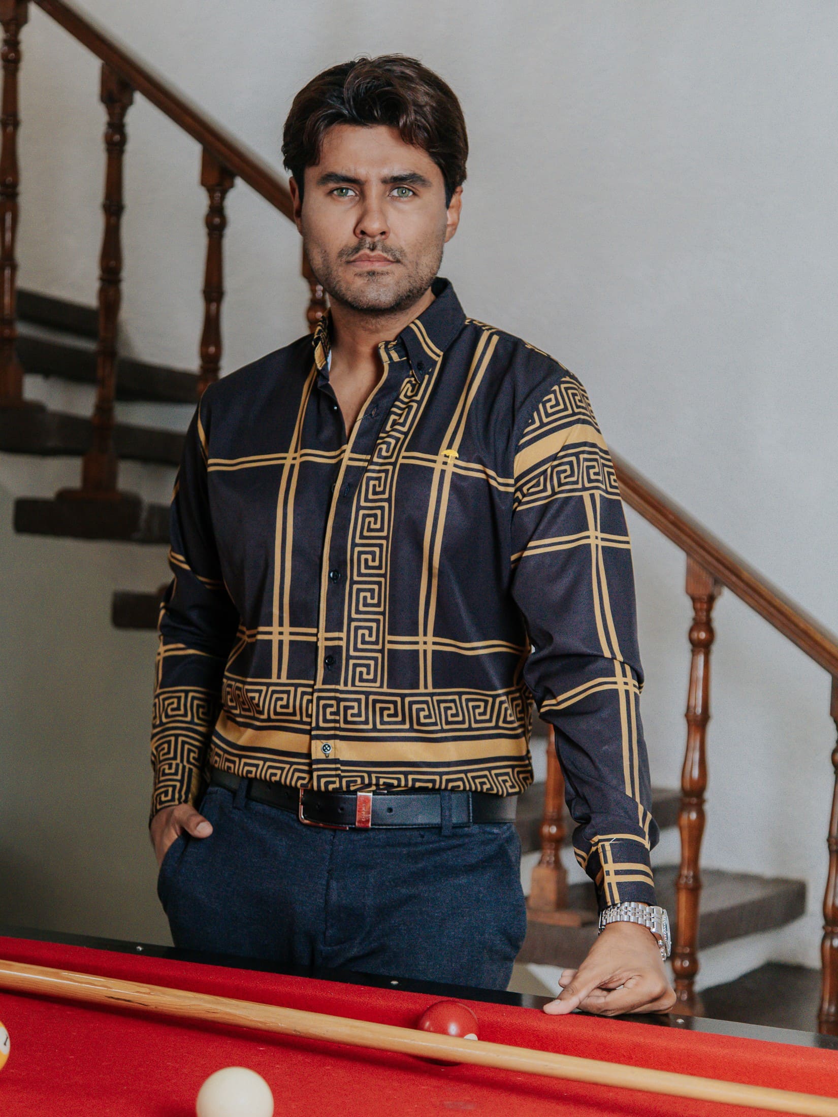 Camisa Hombre Casual Negro Detalle Griego Dorado