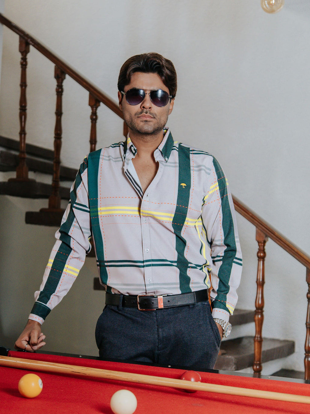 Camisa Hombre Casual Gris Detalles Líneas Amarillo y Rojo