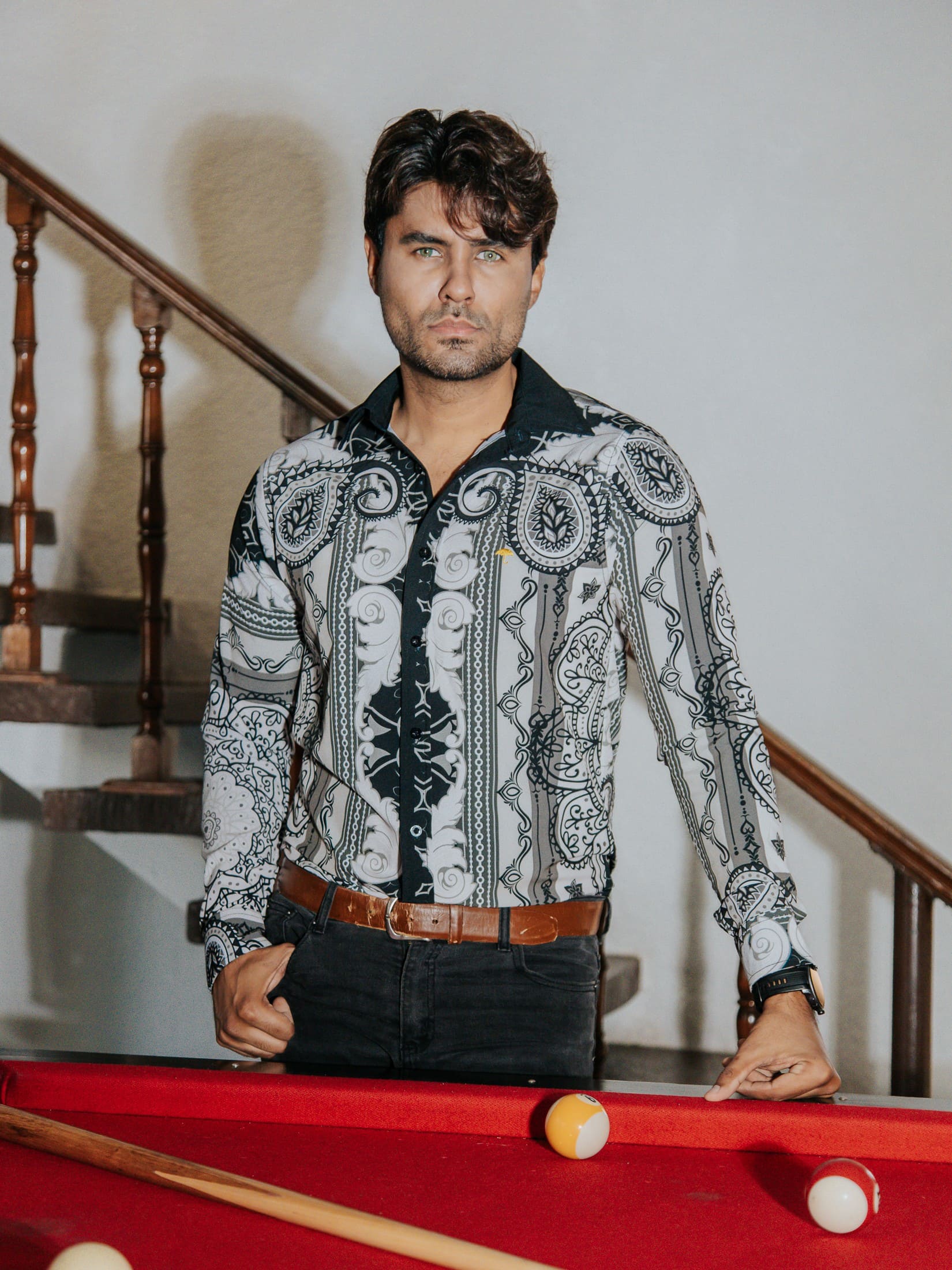 Camisa Hombre Casual Negra Flores Blancas y Gris