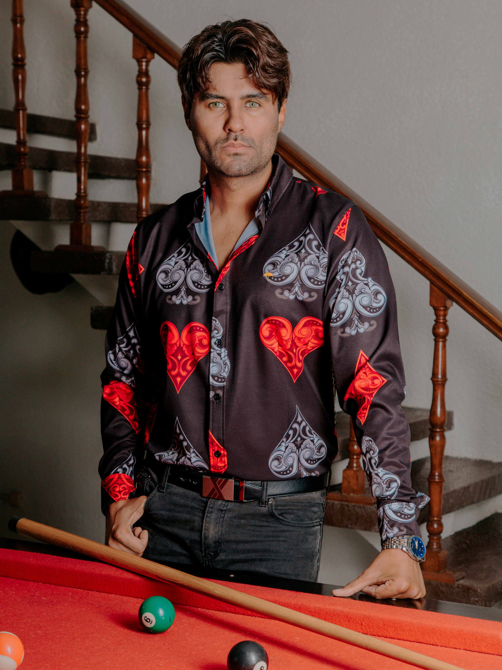 Camisa Hombre Casual Negra Picas Tréboles Corazón Rojo y Gris