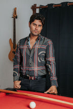 Camisa Hombre Casual Negra Línea Roja y Blanca Greca Dorada