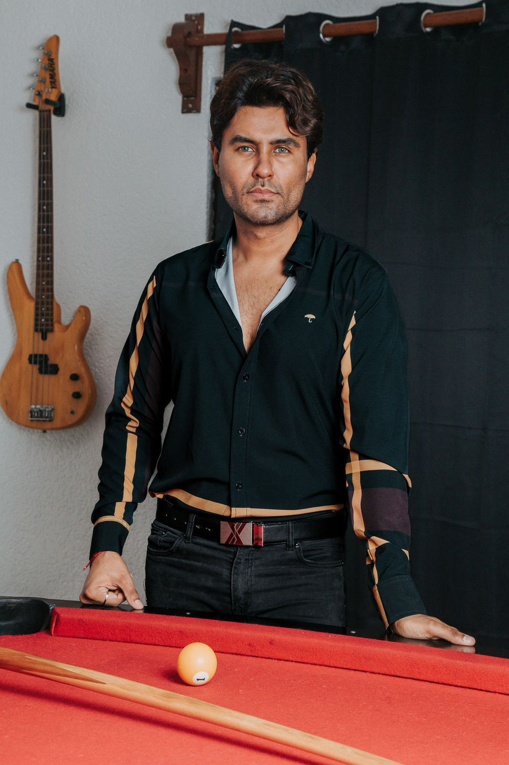 Camisa Hombre Casual Negra Línea Vino y Dorada