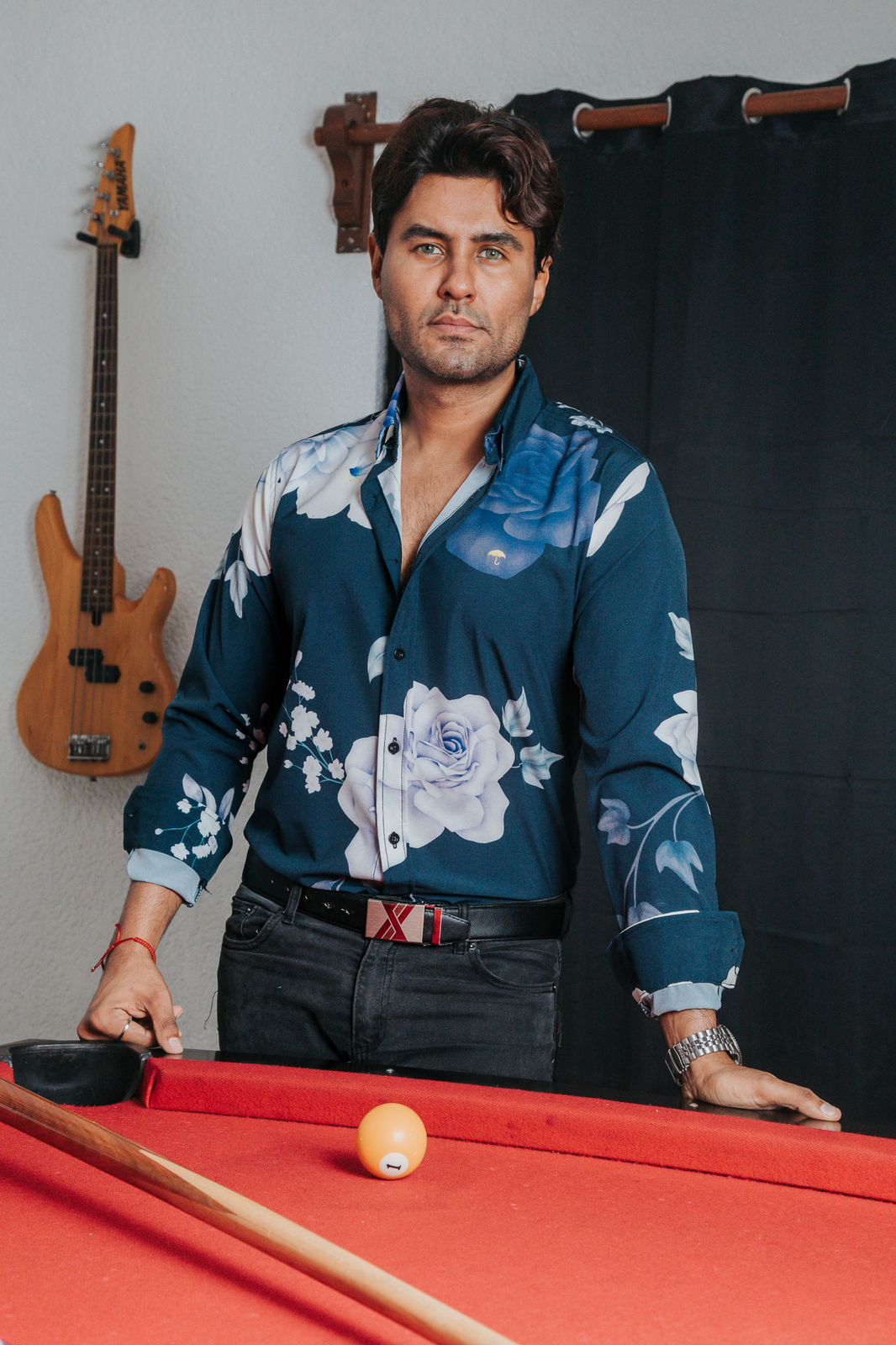 Camisa Hombre Casual Negra Rosas Moradas y Blancas