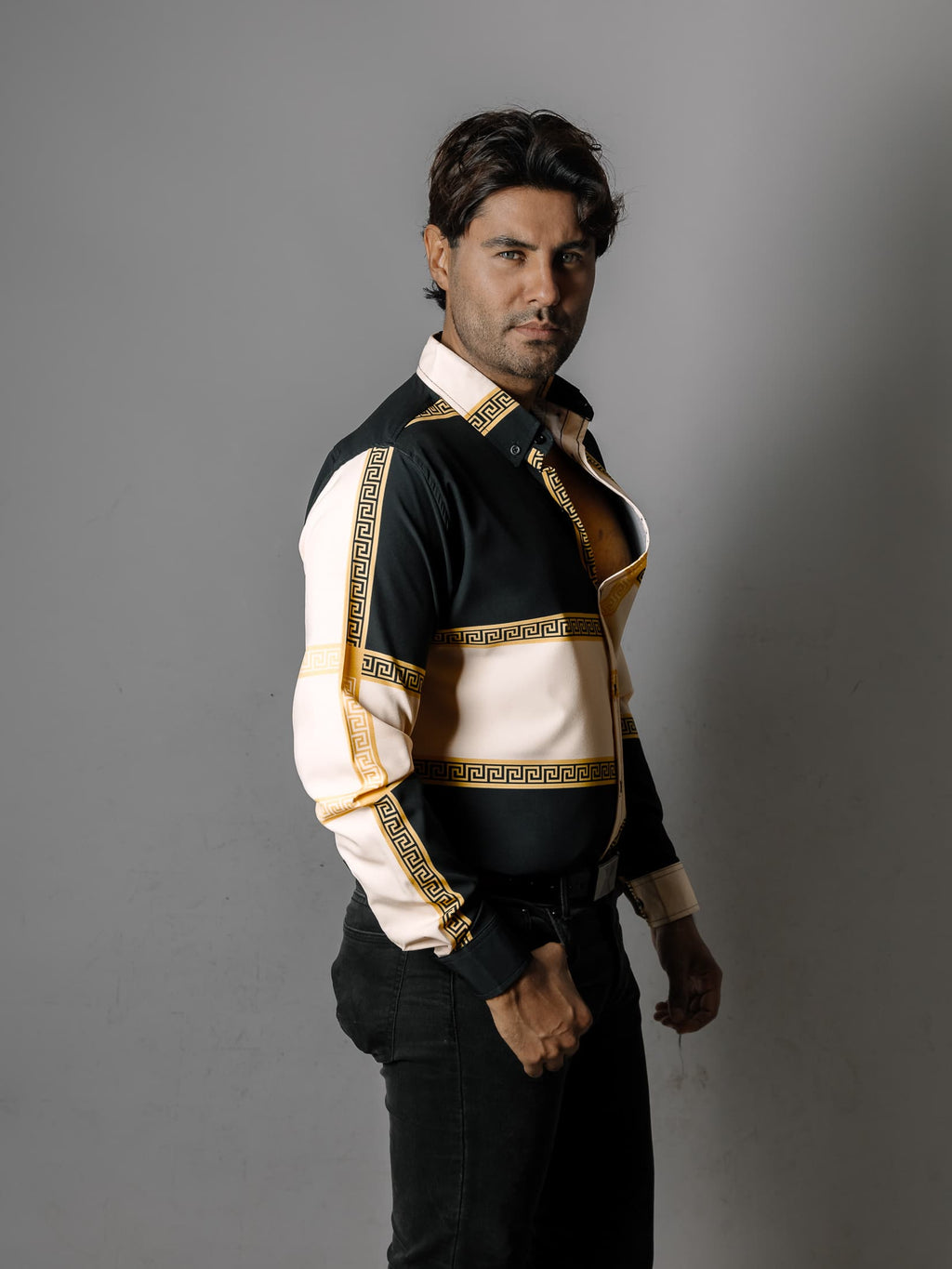 Camisa Hombre Casual Negro Beige Grecas Dorado