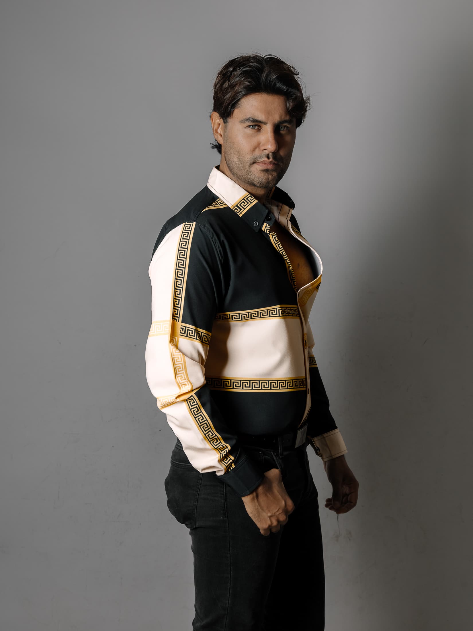 Camisa Hombre Casual Negro Beige Grecas Dorado