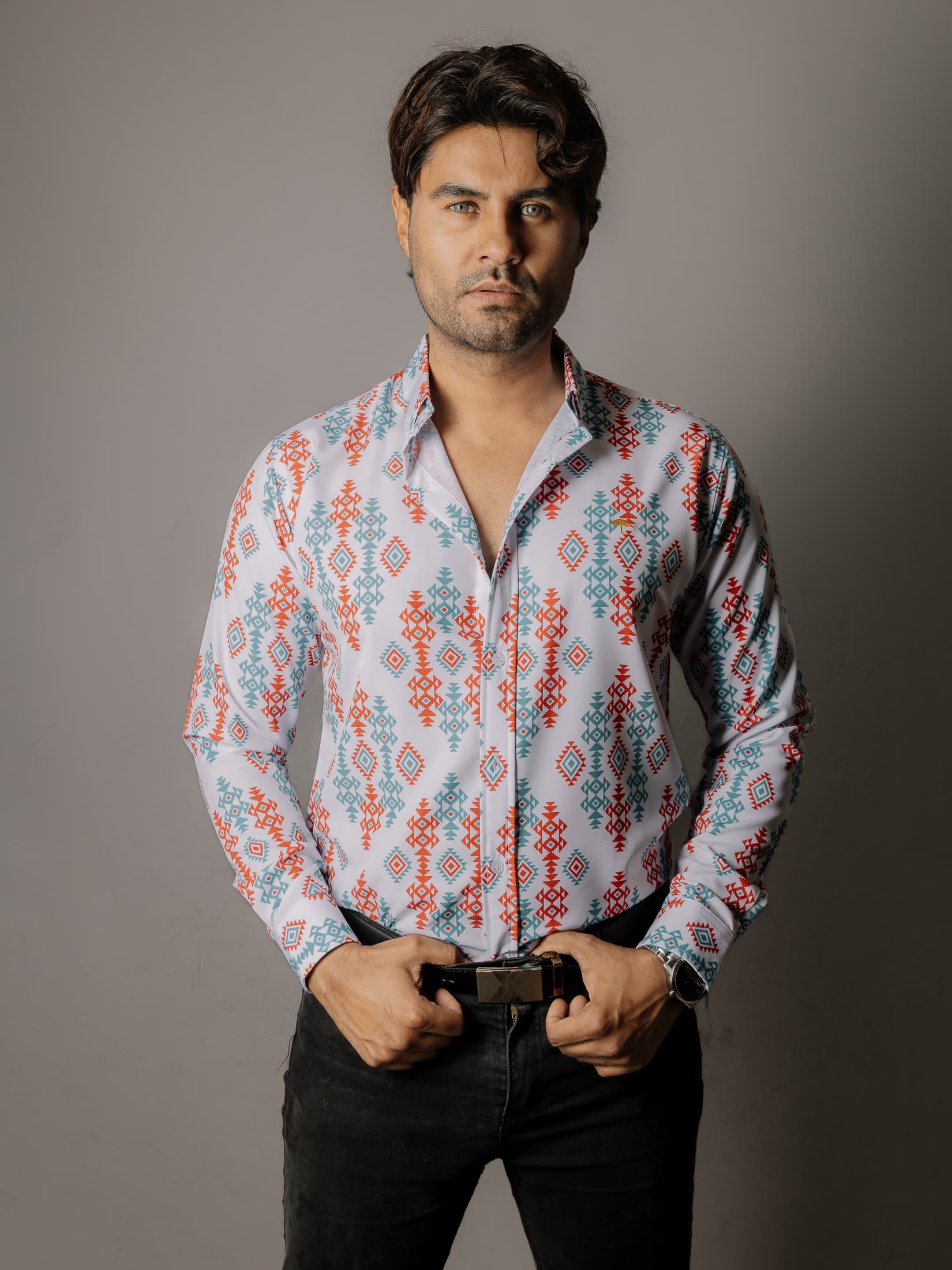 Camisa Hombre Blanca Detalles Rojo y Verde