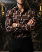 Camisa Hombre Casual Marrón Oscuro Figuras Blancas Doradas