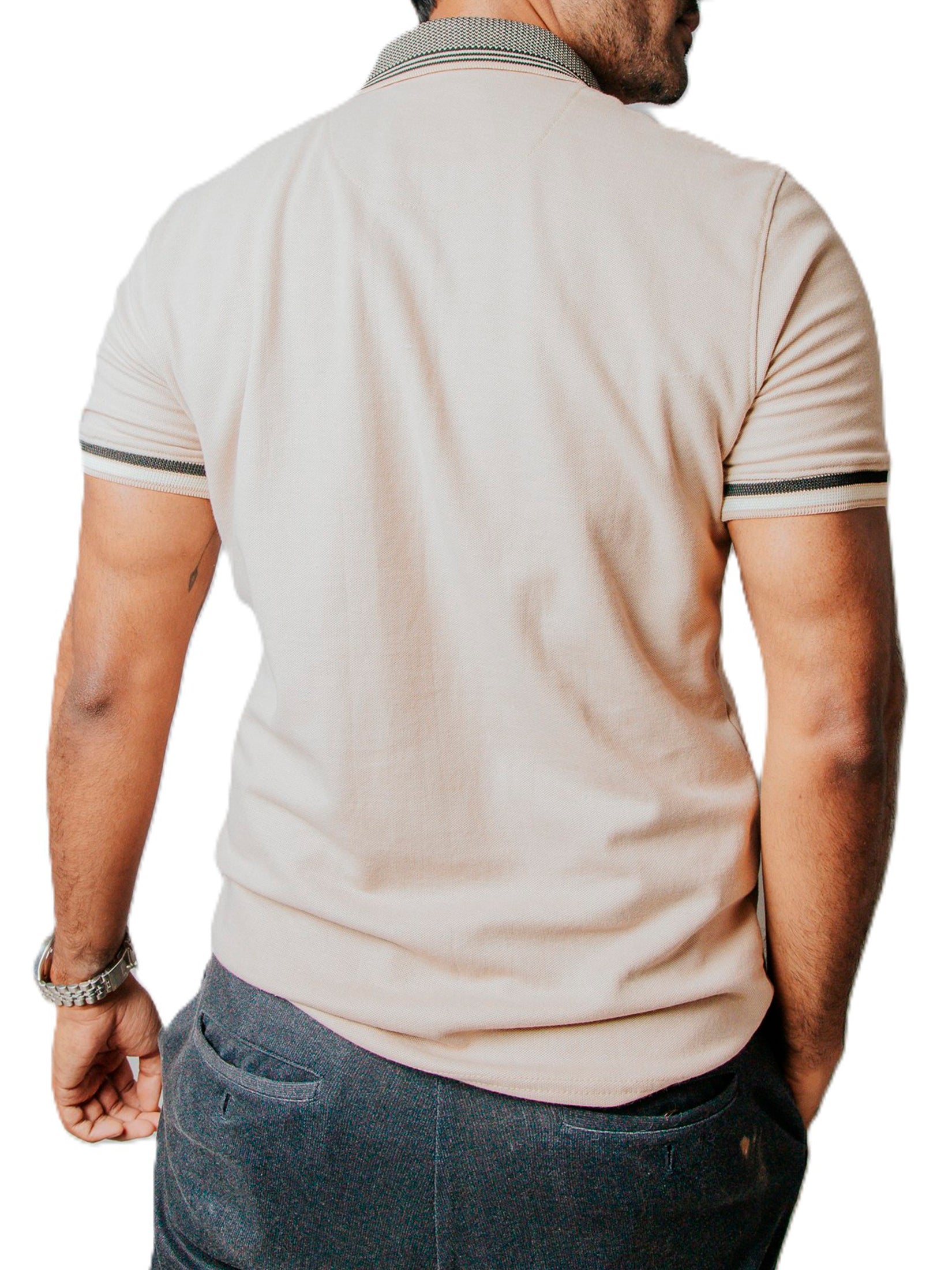 Playera Polo Hombre Casual Beige detalle Negros
