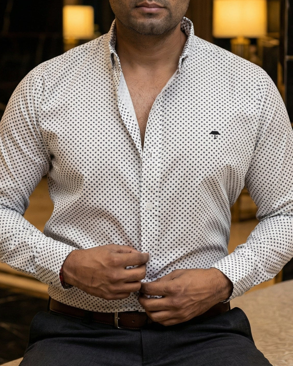 Camisa Hombre Casual Blanca Mini Círculos Negros