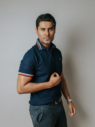Playera Polo Hombre Slim Fit Azul Marino Detalles Blanco y Rojo