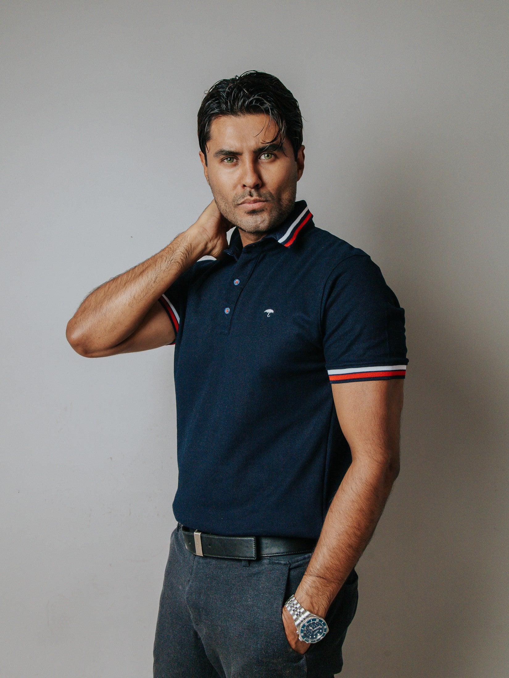 Playera Polo Hombre Slim Fit Azul Marino Detalles Blanco y Rojo - Tiendas Platino Playeras Hombre 34 (S)
