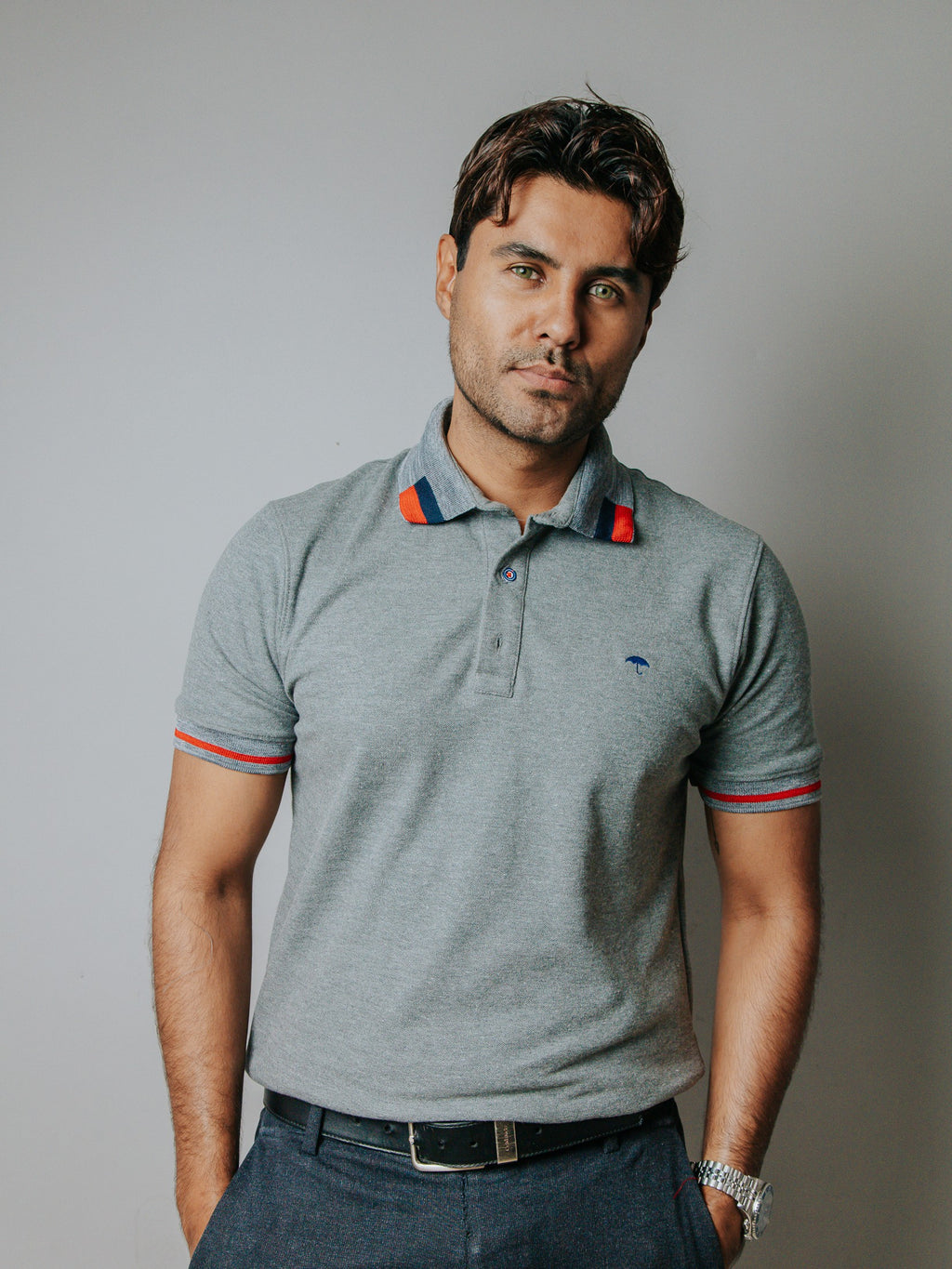 Playera Polo Hombre Slim Fit Gris Detalles Azul Marino y Rojo