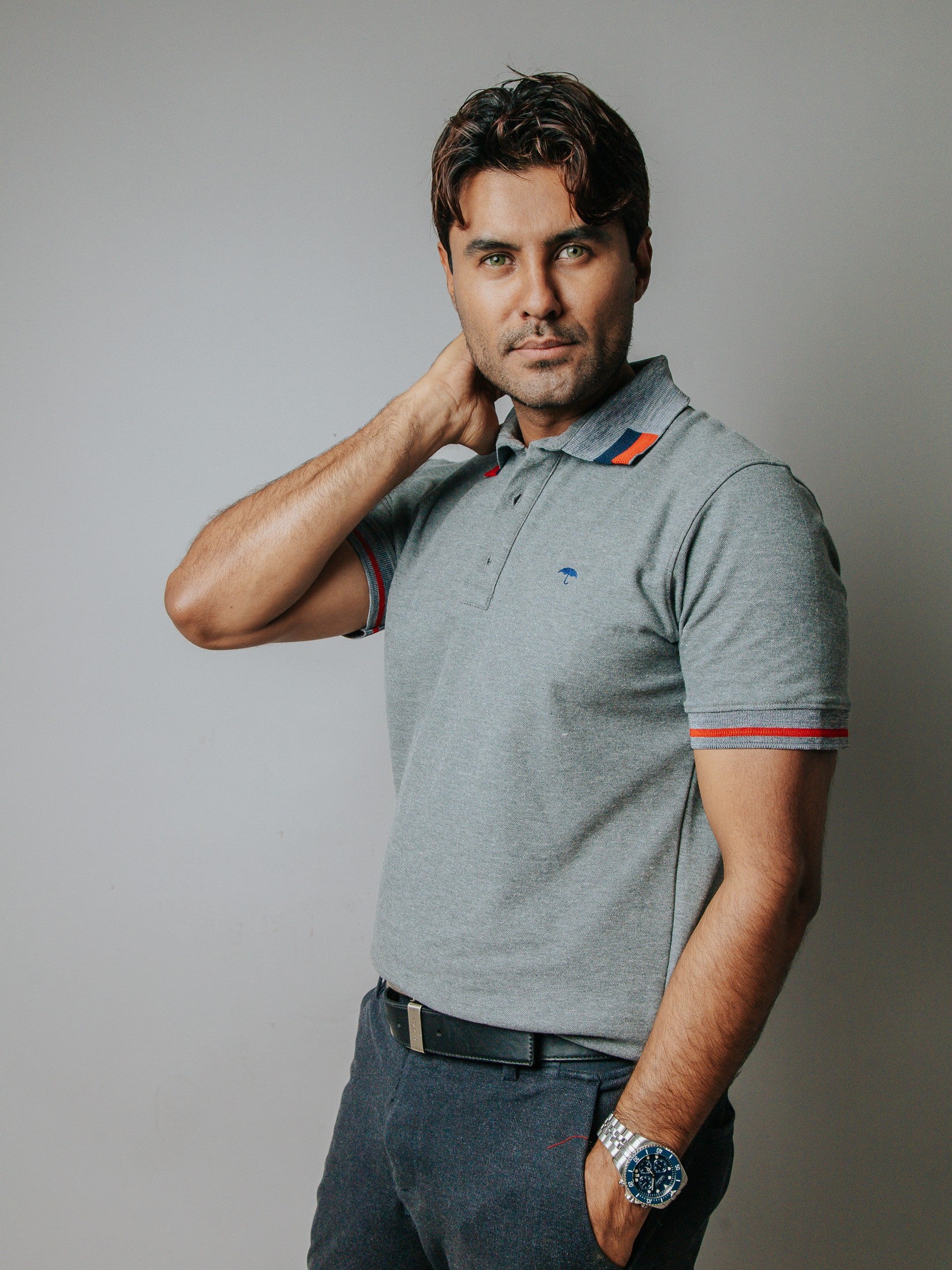 Playera Polo Hombre Slim Fit Gris Detalles Azul Marino y Rojo