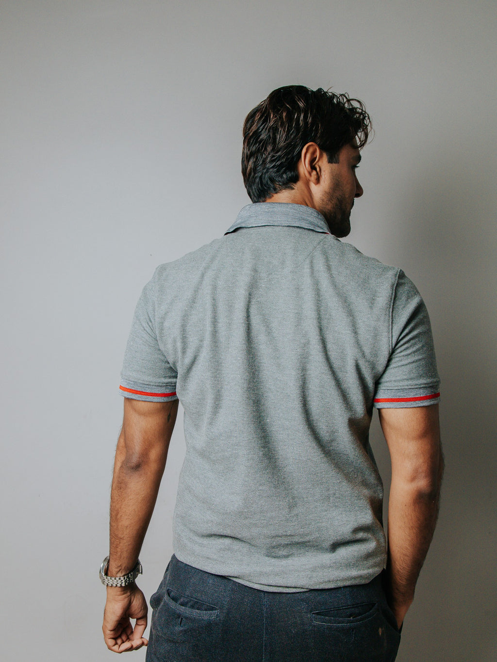 Playera Polo Hombre Slim Fit Gris Detalles Azul Marino y Rojo